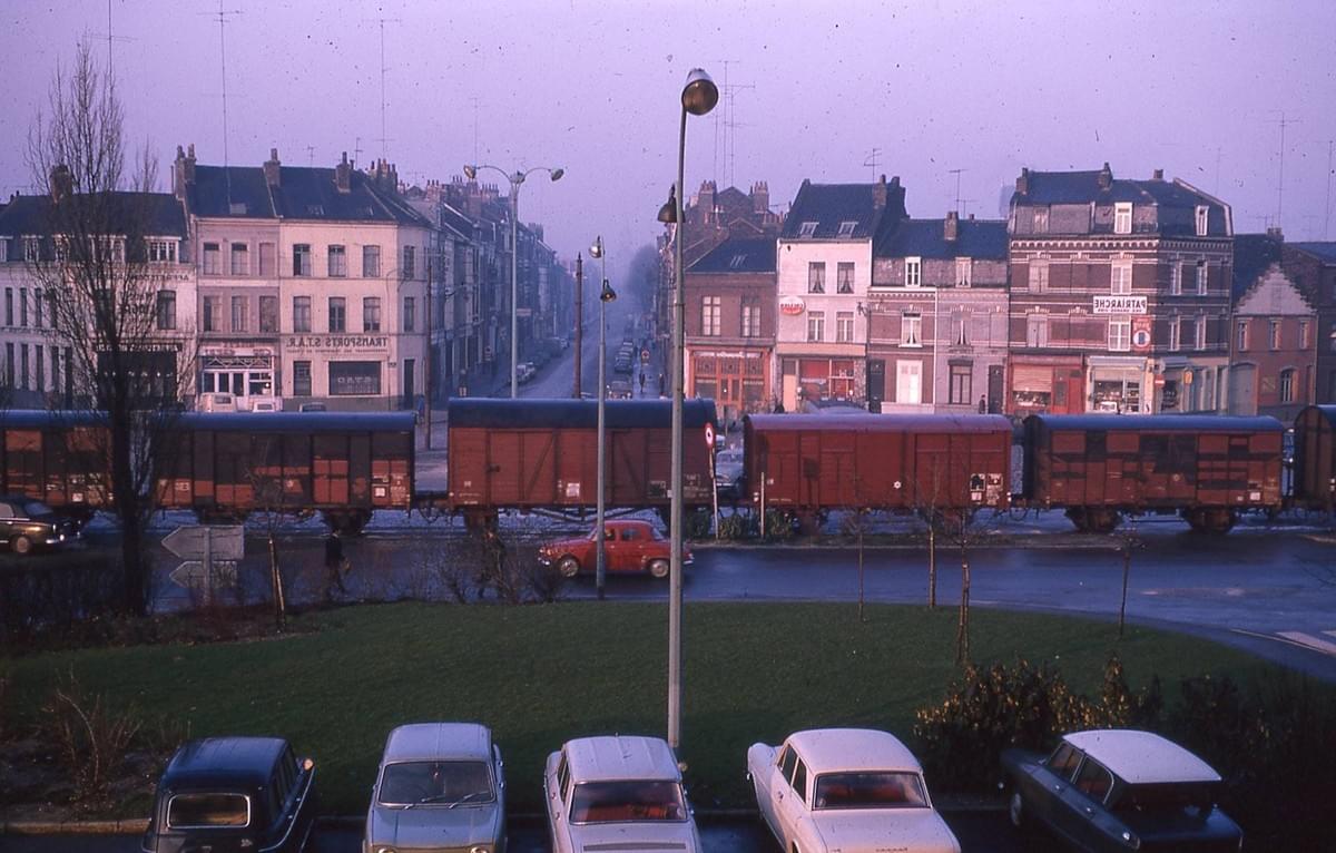 La ligne du train de ceinture, construit en 1877 pour relier la gare de marchandises Lille Saint-Sauveur au port Vauban de la Citadelle, passait porte d'Arras et a fonctionné jusque dans les années 1980. La ligne du train de ceinture, construit en 1877 pour relier la gare de marchandises Lille Saint-Sauveur au port Vauban de la Citadelle, passait porte d'Arras et a fonctionné jusque dans les années 1980.