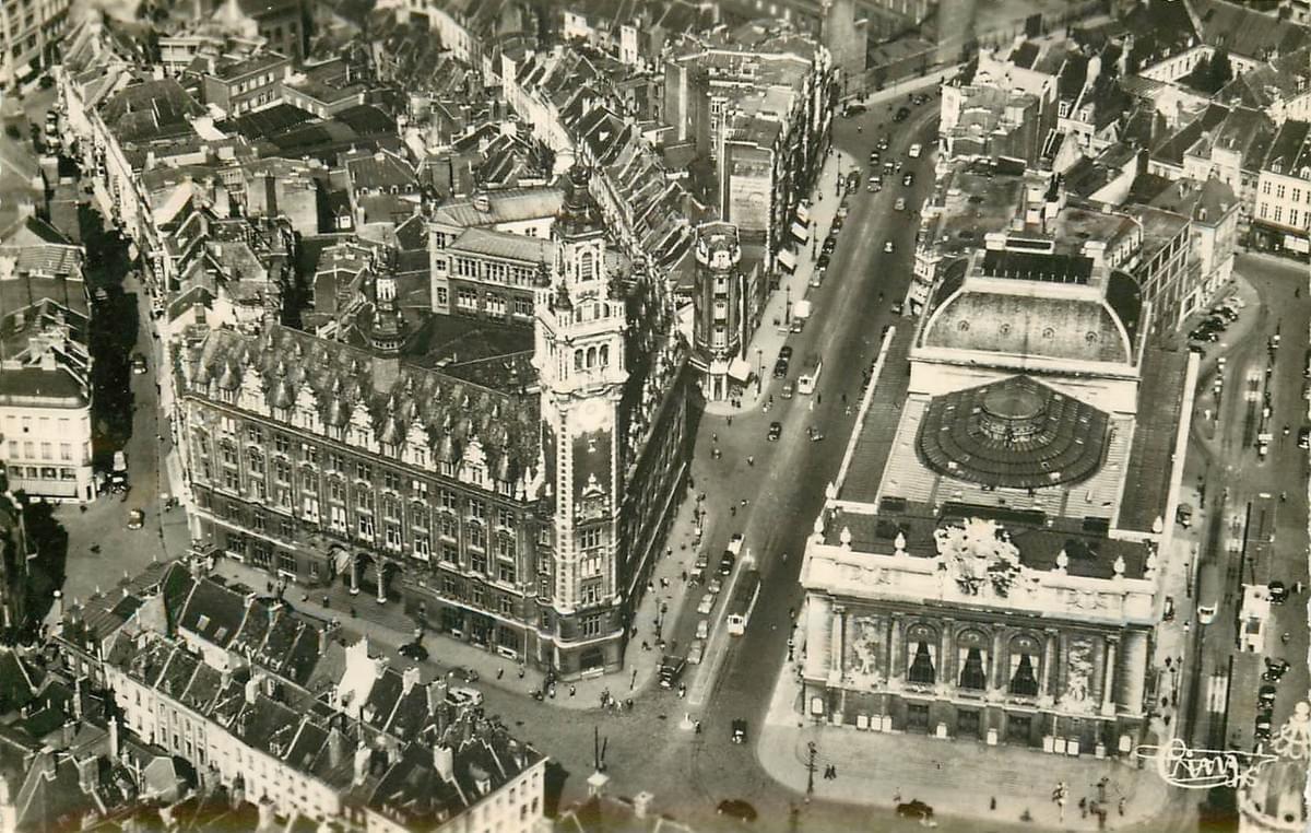vue aerienne en noir et blanc du beffroi de la cci chambre de commerce et d'industrie de Lille et de l'opera cpa carte postale ancienne vue aerienne en noir et blanc du beffroi de la cci chambre de commerce et d'industrie de Lille et de l'opera cpa carte postale ancienne
