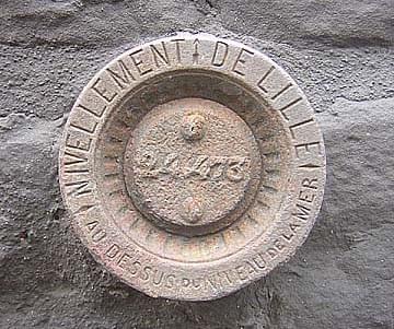 lille repère de nivellement situé rue de Paris et qui indique l'altitude exacte de 24,473 mètres d'altitude au dessus du niveau de la mer lille repère de nivellement situé rue de Paris et qui indique l'altitude exacte de 24,473 mètres d'altitude au dessus du niveau de la mer