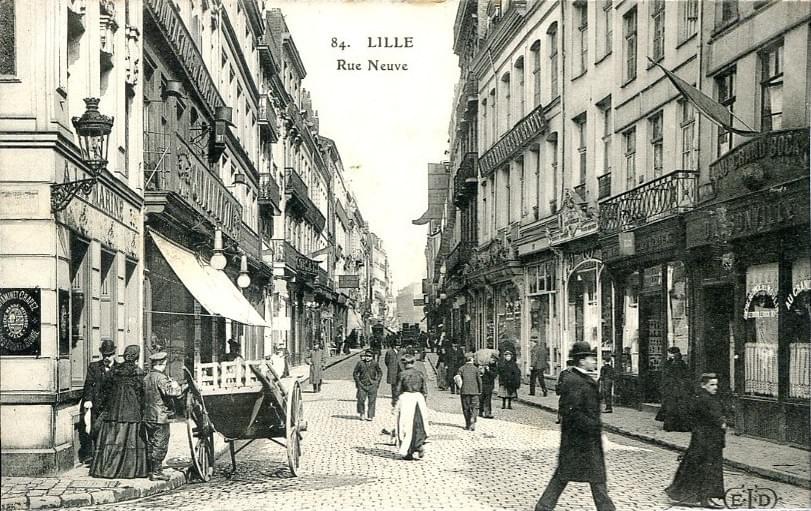 entrée de la rue Neuve à Lille avec a la marine entrée de la rue Neuve à Lille avec a la marine