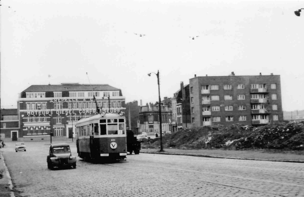 Lille Le Tramway de la ligne V sur la rue de Cambrai au niveau de la porte de Valenciennes détruite en 1935 Lille Le Tramway de la ligne V sur la rue de Cambrai au niveau de la porte de Valenciennes détruite en 1935