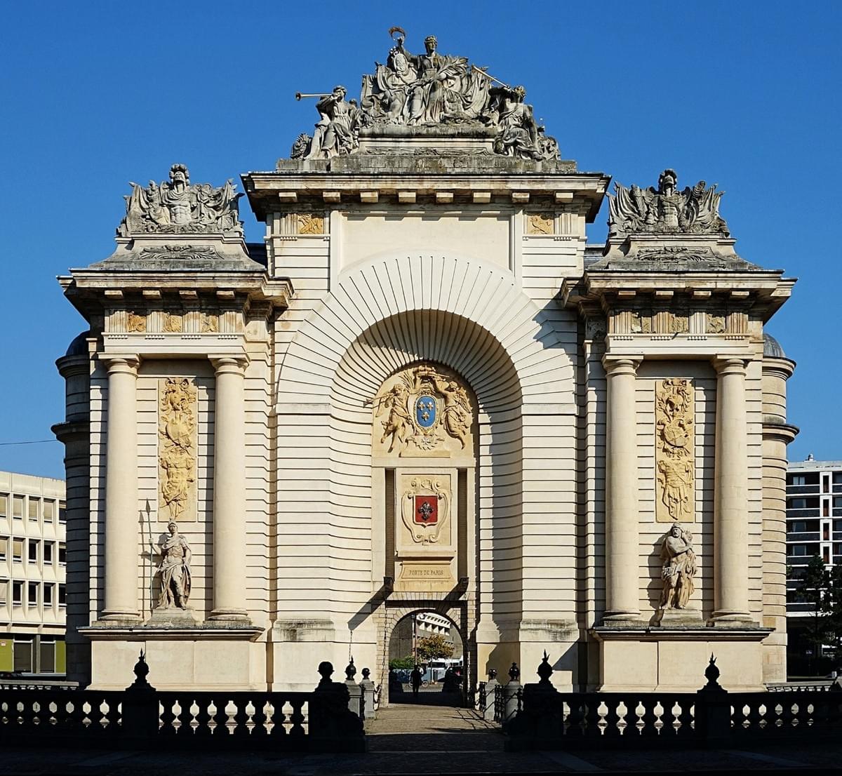 Lille porte de paris façade extérieure majestueusement décorée Lille porte de paris façade extérieure majestueusement décorée