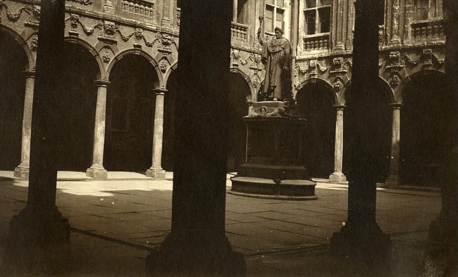 lille photo de prosper capin 15 avril 1933 : la statue de Napoléon au coeur de la Vieille-Bourse. Elle sera déplacée au Palais des Beaux-Arts en 1976 lille photo de prosper capin 15 avril 1933 : la statue de Napoléon au coeur de la Vieille-Bourse. Elle sera déplacée au Palais des Beaux-Arts en 1976
