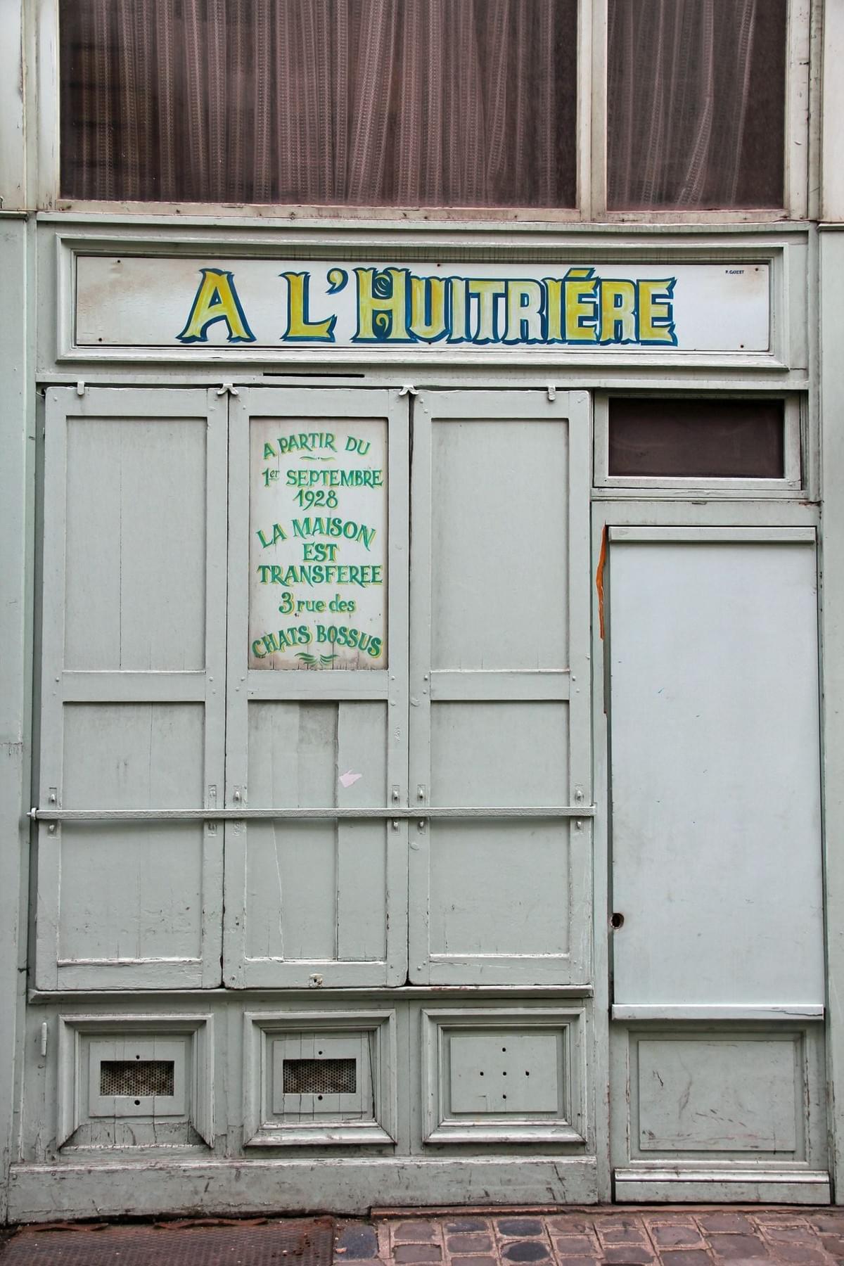 Lille rue basse. Ancienne devanture du célèbre restaurant L'Huitrière qui déménagera rue des Chats Bossus Lille rue basse. Ancienne devanture du célèbre restaurant L'Huitrière qui déménagera rue des Chats Bossus
