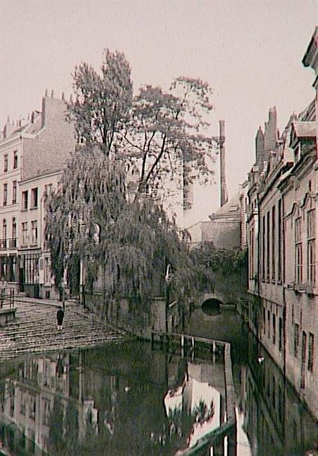 Photo noir et blanc de l'ancien abreuvoir des Jésuites, rue des Fossés à Lille. On voit la porte d'eau passant sous les remparts. Photo noir et blanc de l'ancien abreuvoir des Jésuites, rue des Fossés à Lille. On voit la porte d'eau passant sous les remparts.