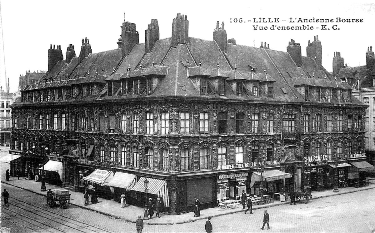 lille vue sur la Vieille Bourse depuis l'hôtel Carlton côté place du Théâtre lille vue sur la Vieille Bourse depuis l'hôtel Carlton côté place du Théâtre
