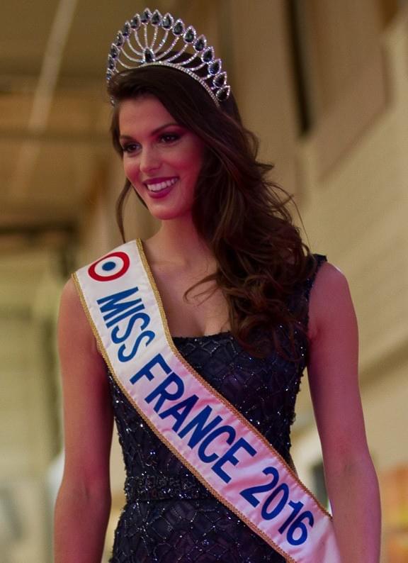 photo d'Iris Mittenaere avec son écharpe Miss France 2016 et sa couronne photo d'Iris Mittenaere avec son écharpe Miss France 2016 et sa couronne