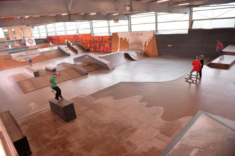 Halle de Glisse (métro Porte des Postes) : énorme salle couverte de 3.000 m² située 343 rue Marquillies dans le quartier de Lille-Sud. On y trouve un très grand skatepark en bois avec un bowl d'un coté et un terrain de roller-hockey de 23 m x 46 m de l'autre Halle de Glisse (métro Porte des Postes) : énorme salle couverte de 3.000 m² située 343 rue Marquillies dans le quartier de Lille-Sud. On y trouve un très grand skatepark en bois avec un bowl d'un coté et un terrain de roller-hockey de 23 m x 46 m de l'autre