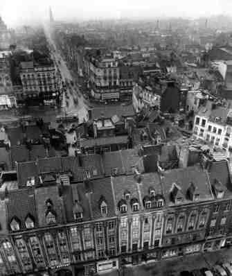Robert Doisneau photo de Lille prise depuis le beffroi de la cci montrant la rue nationale et la grand place Robert Doisneau photo de Lille prise depuis le beffroi de la cci montrant la rue nationale et la grand place