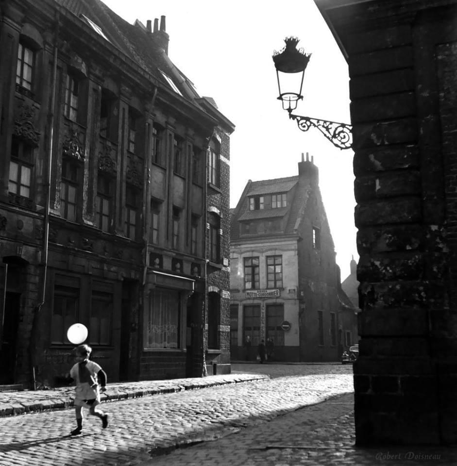 Robert Doisneau photo de Lille où on voit un enfant avec un ballon dans la rue près de l'église saint catherine Robert Doisneau photo de Lille où on voit un enfant avec un ballon dans la rue près de l'église saint catherine