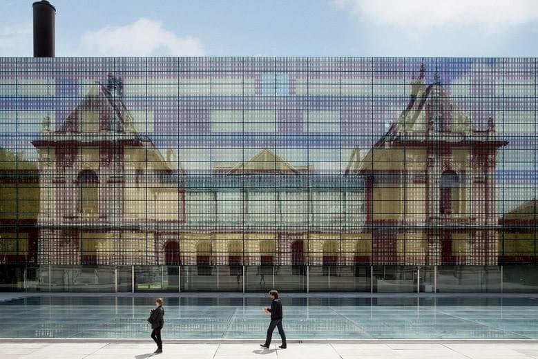 photo du bâtiment en verre ajouté lors de la rénovation du palais de beaux arts de Lille. le musée s'y reflète. Source lille.fr photo du bâtiment en verre ajouté lors de la rénovation du palais de beaux arts de Lille. le musée s'y reflète. Source lille.fr