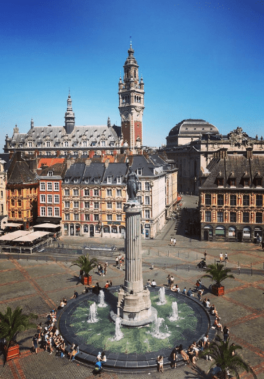 Lille 2. La Grand place et la colonne de la déesse Lille 2. La Grand place et la colonne de la déesse