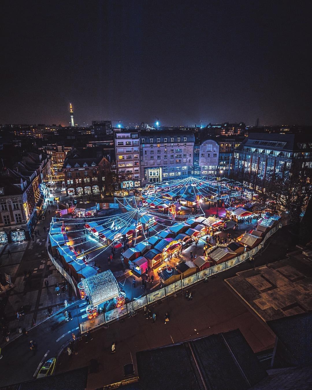 vue sur Le marché de noël de Lille sur la place Rihour pendant une session urbex vue sur Le marché de noël de Lille sur la place Rihour pendant une session urbex