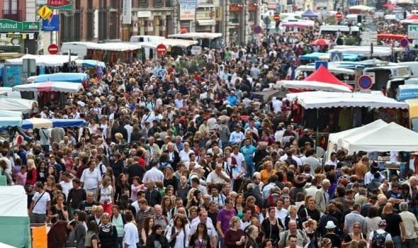 photo d'une des rues de Lille pendant la braderie. beaucoup de stands de bradeux et beaucoup de monde sous le soleil photo d'une des rues de Lille pendant la braderie. beaucoup de stands de bradeux et beaucoup de monde sous le soleil