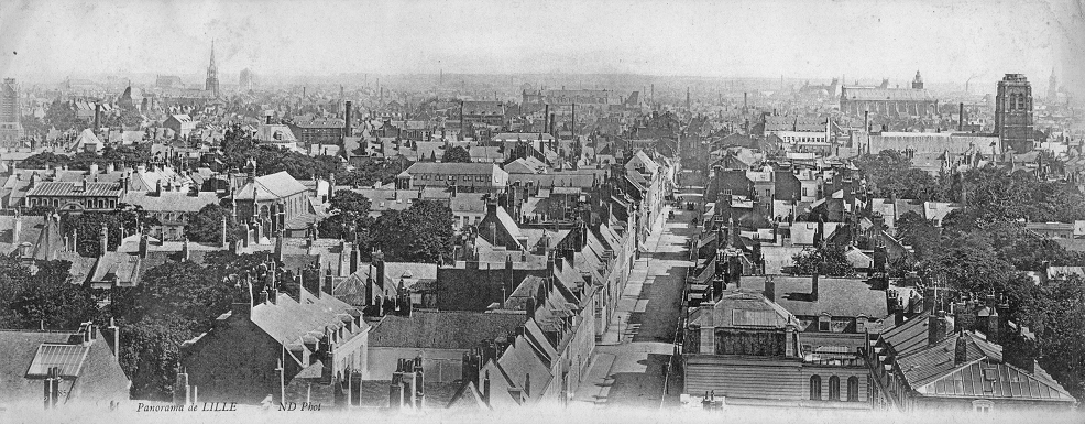 vue panoramique de La rue Royale à Lille sur une carte postale ancienne vue panoramique de La rue Royale à Lille sur une carte postale ancienne