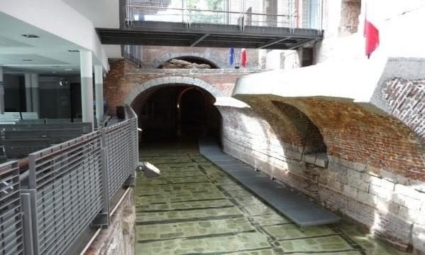 photo du canal des jésuites avec sa porte d'eau remis en eau à la préfecture du nord à lille. photo du canal des jésuites avec sa porte d'eau remis en eau à la préfecture du nord à lille.