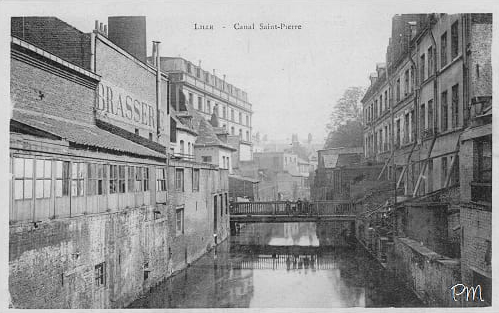 photo en noir et blanc d'une brasserie située à l'époque le long du canal Saint-Pierre, aujourd'hui comblé et remplacé par la rue de Weppes. Carte postale ancienne cpa photo en noir et blanc d'une brasserie située à l'époque le long du canal Saint-Pierre, aujourd'hui comblé et remplacé par la rue de Weppes. Carte postale ancienne cpa