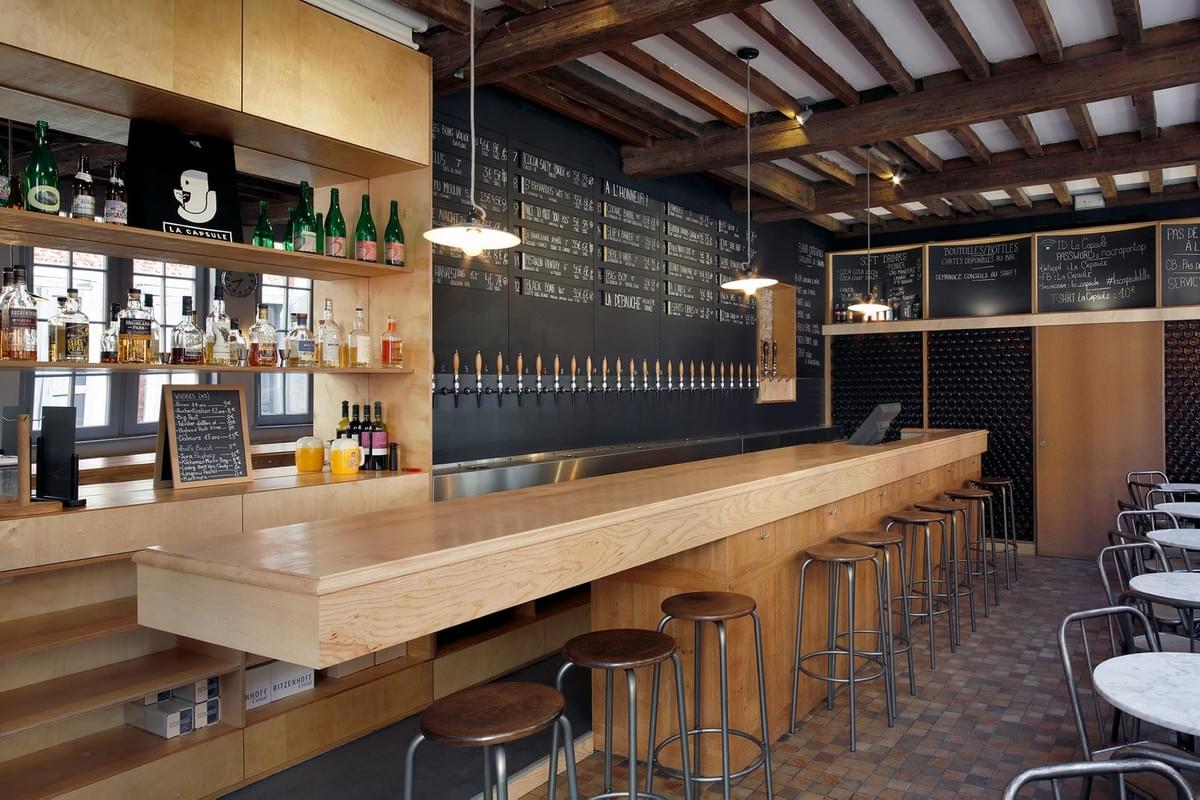 photo du comptoir du bar La Capsule à Lille. Un des meilleurs endroits pour découvrir l'art de la dégustation de bière. Ce lieu propose un très grand choix de bière pression photo du comptoir du bar La Capsule à Lille. Un des meilleurs endroits pour découvrir l'art de la dégustation de bière. Ce lieu propose un très grand choix de bière pression