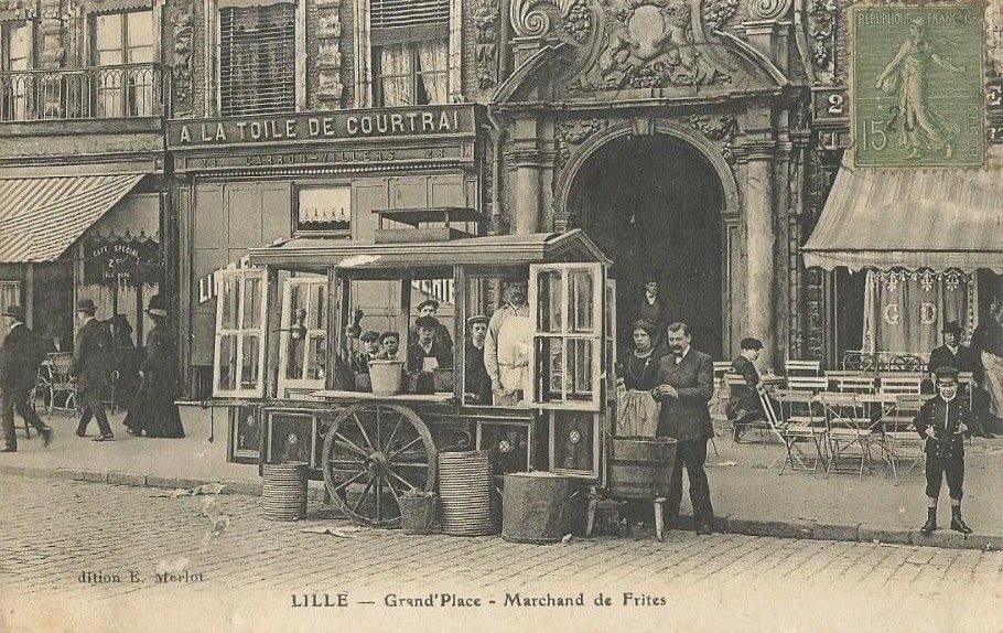 Lille : friterie sur la grand place en 1924. Food truck et baraque à frites en même temps. Lille : friterie sur la grand place en 1924. Food truck et baraque à frites en même temps.