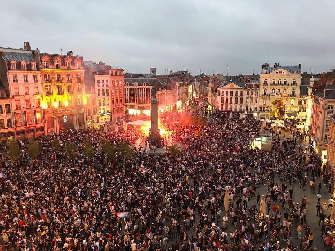 photo de grand place de Lille un soir de match de coupe du monde de football en 2018. La place est noire de monde photo de grand place de Lille un soir de match de coupe du monde de football en 2018. La place est noire de monde