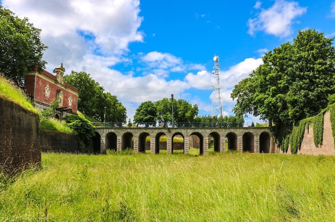 Lille Le pont menant à la Porte de Gand, construite entre 1617 et 1621 et toujours ouverte à la circulation Lille Le pont menant à la Porte de Gand, construite entre 1617 et 1621 et toujours ouverte à la circulation