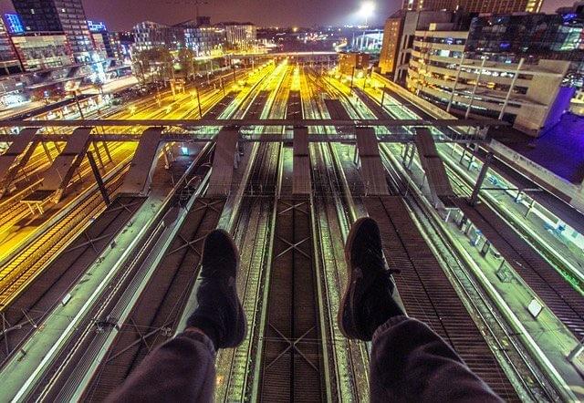 les quais de la gare lille flandres vus du toit de la gare pendant une session urbex les quais de la gare lille flandres vus du toit de la gare pendant une session urbex