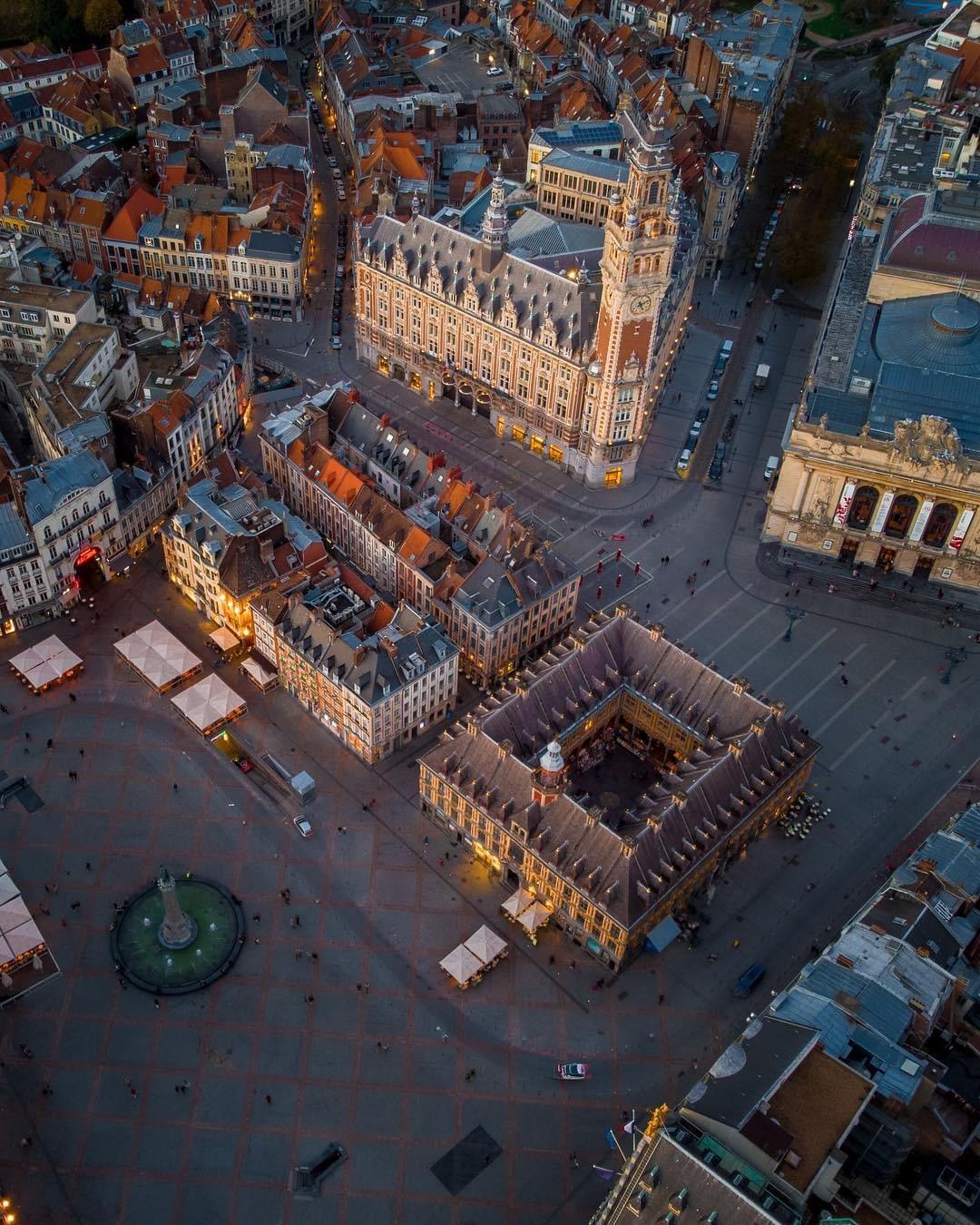 photo aérienne de la grand place, de la vieille bourse et de la chambre de commerce de Lille photo aérienne de la grand place, de la vieille bourse et de la chambre de commerce de Lille