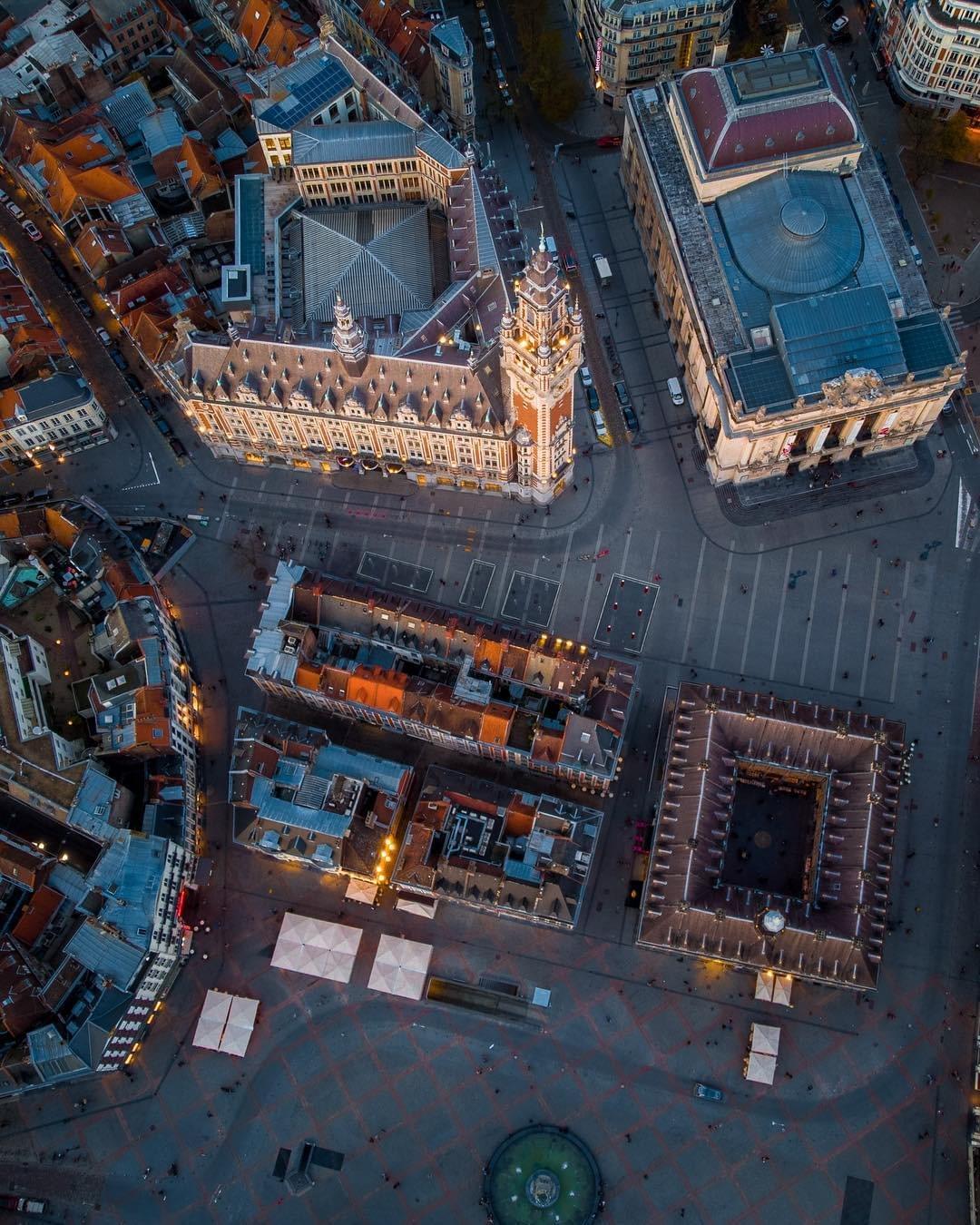 photo aérienne prise avec un drone de la place du théatre au milieu de l'opéra, de la cci et de la vieille bourse photo aérienne prise avec un drone de la place du théatre au milieu de l'opéra, de la cci et de la vieille bourse