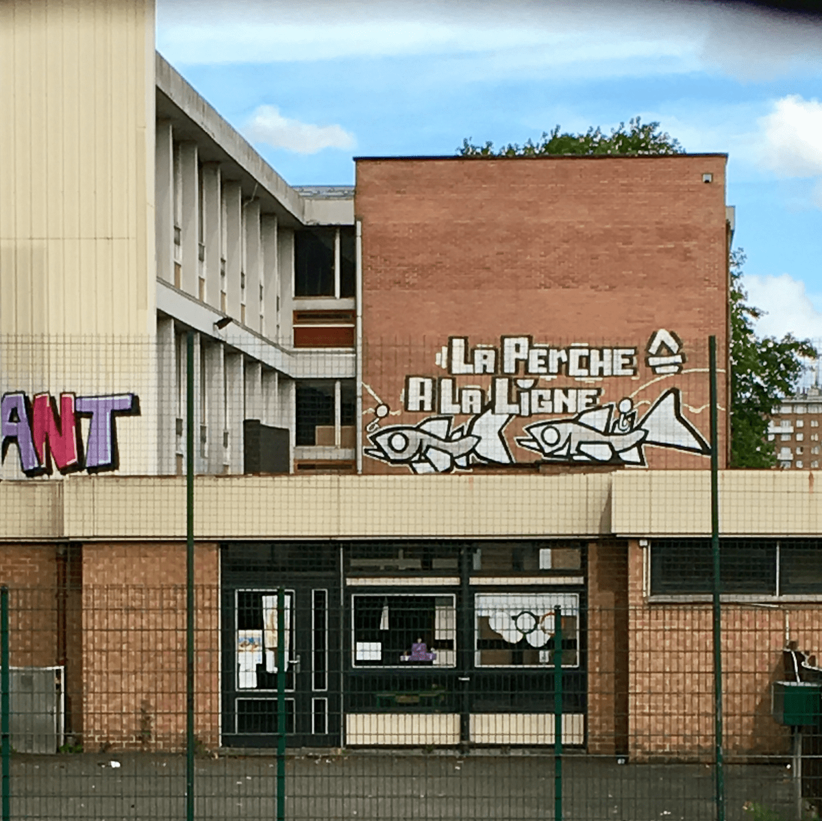 street art lille graffiti du collectif poisson avec message marrant street art lille graffiti du collectif poisson avec message marrant