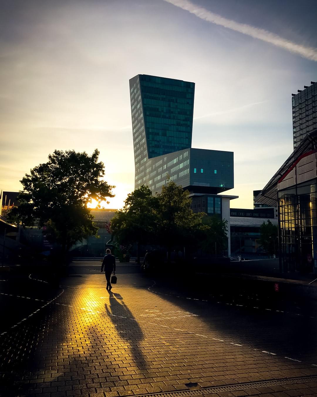 Lille, L'impressionnante droiture de la Tour de Lille au lever du soleil. Lille, L'impressionnante droiture de la Tour de Lille au lever du soleil.