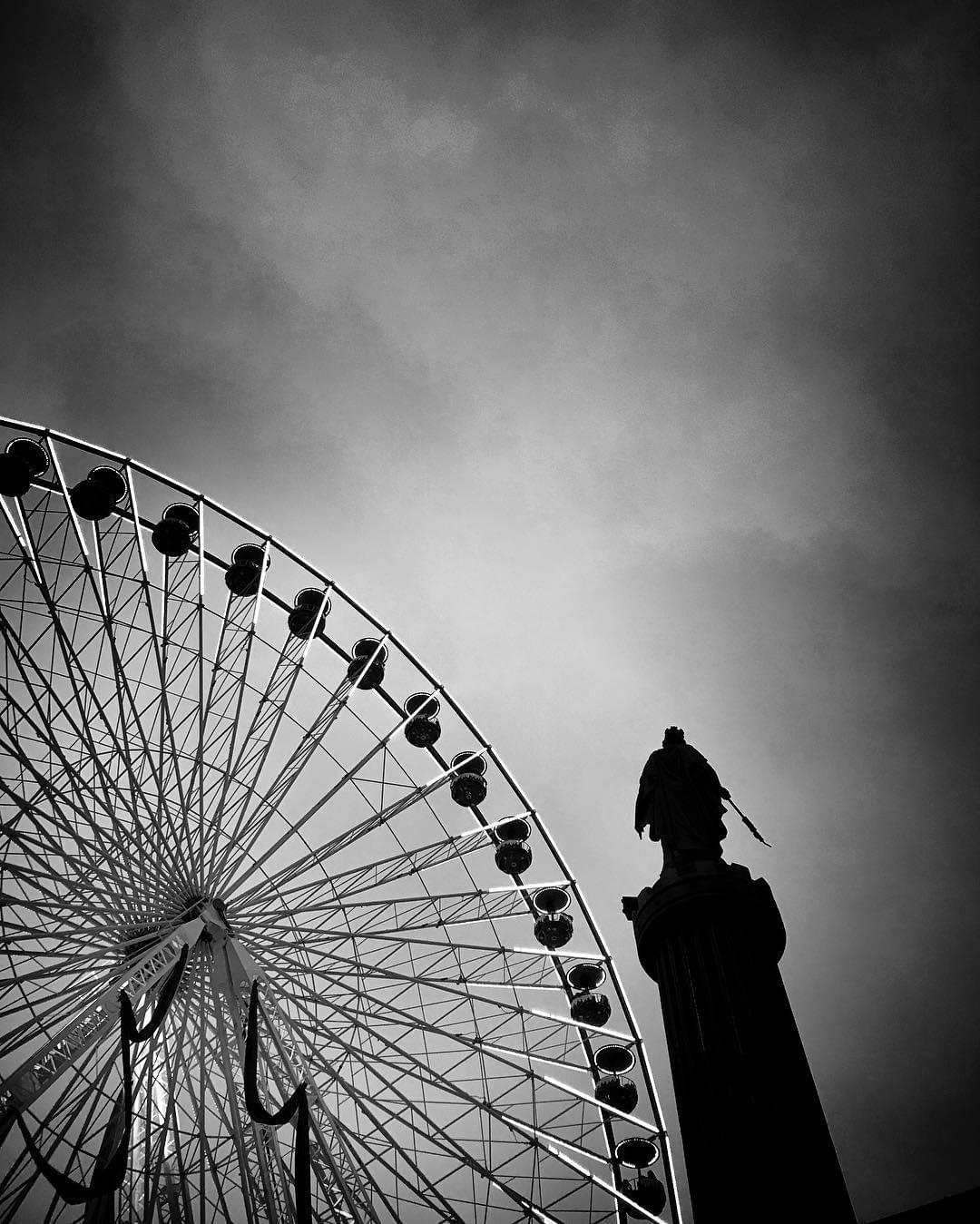 Lille, La célèbre déesse de la Grand Place à l'ombre de la Grande Roue de 50 mètres de haut, Lille, La célèbre déesse de la Grand Place à l'ombre de la Grande Roue de 50 mètres de haut,