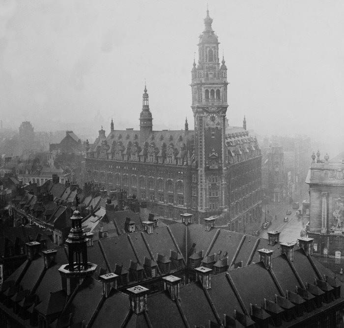 Robert Doisneau photo de Lille prise depuis la voix du nord montrant la vieille bourse et le beffroi de l'hotel de ville Robert Doisneau photo de Lille prise depuis la voix du nord montrant la vieille bourse et le beffroi de l'hotel de ville