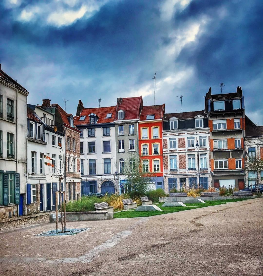 jolies façades colorées de la place des archives et rue ropra à Lille jolies façades colorées de la place des archives et rue ropra à Lille