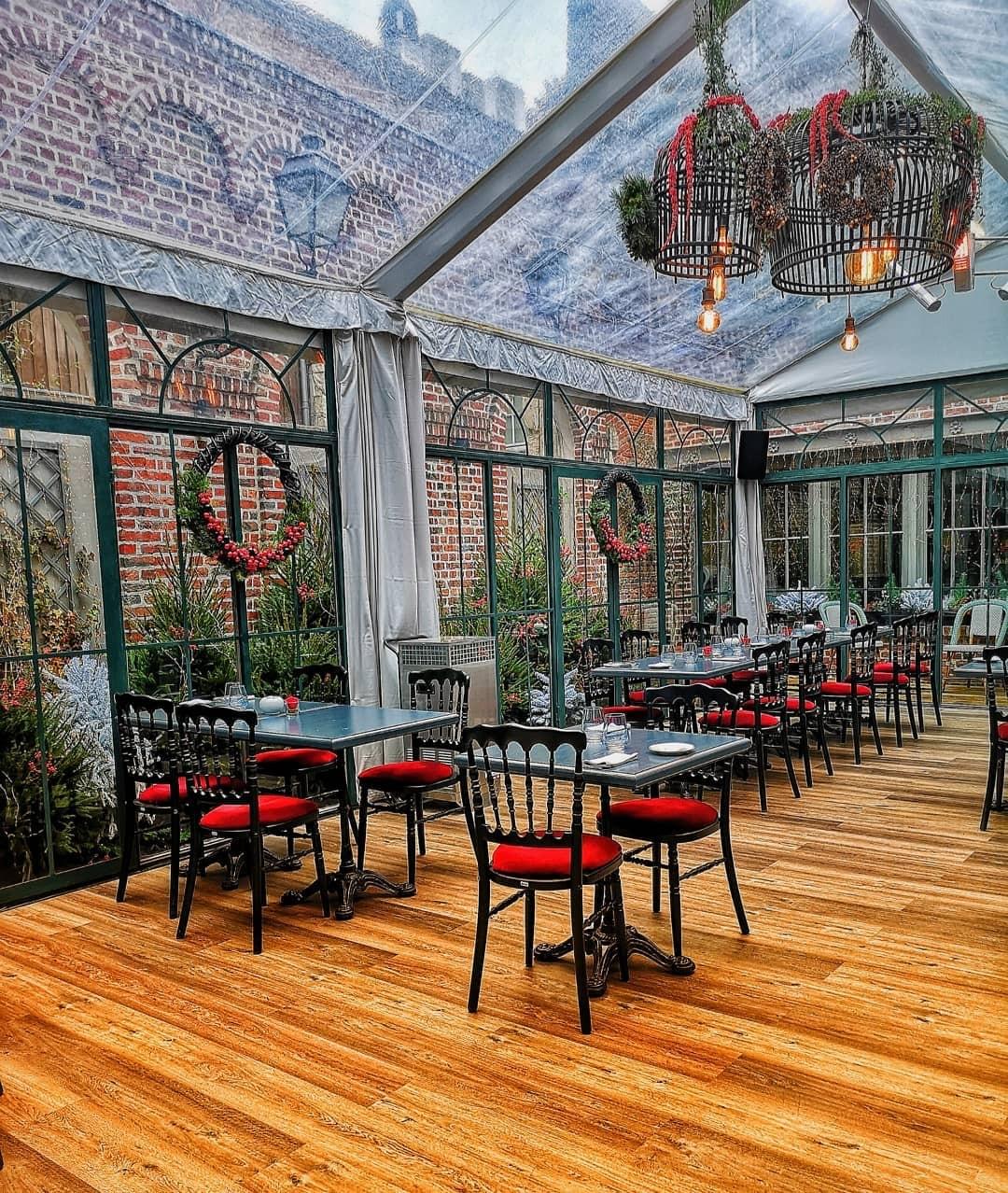 salle de restaurant de la véranda de la maison meert à lille, célèbre pâtisserie et salon de thé qui fait des gaufres à la vanille réputées salle de restaurant de la véranda de la maison meert à lille, célèbre pâtisserie et salon de thé qui fait des gaufres à la vanille réputées