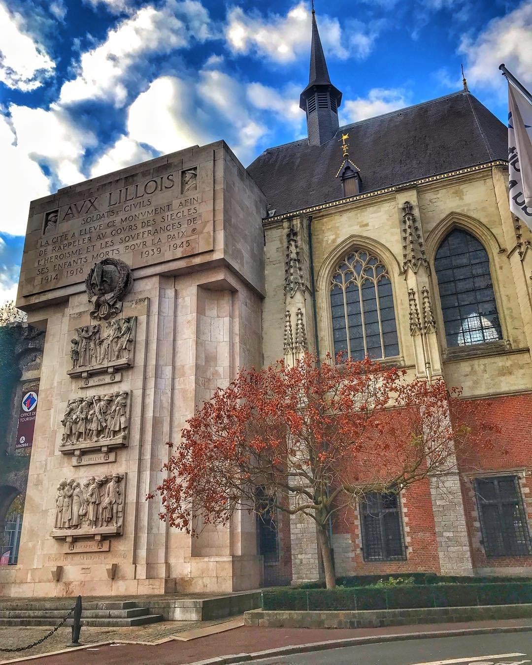palais rihour et monument aux morts à la guerre à Lille sur la place rihour palais rihour et monument aux morts à la guerre à Lille sur la place rihour