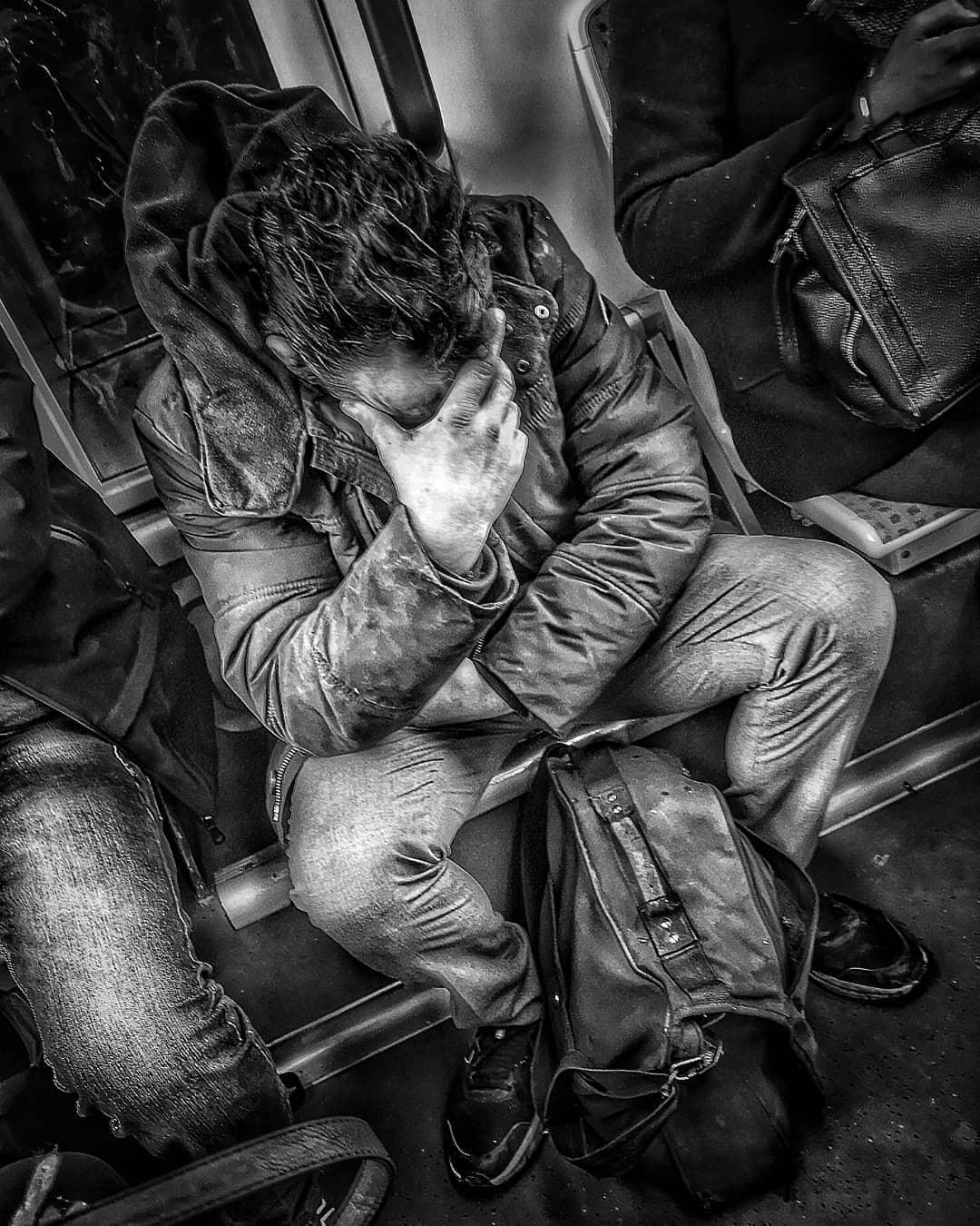 voyageur fatigué dans le métro tramway ou bus de Lille voyageur fatigué dans le métro tramway ou bus de Lille