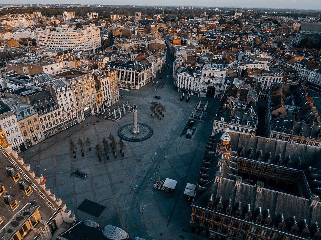 la vieille bourse et la grand place de Lille vue des toits pendant une session urbex la vieille bourse et la grand place de Lille vue des toits pendant une session urbex