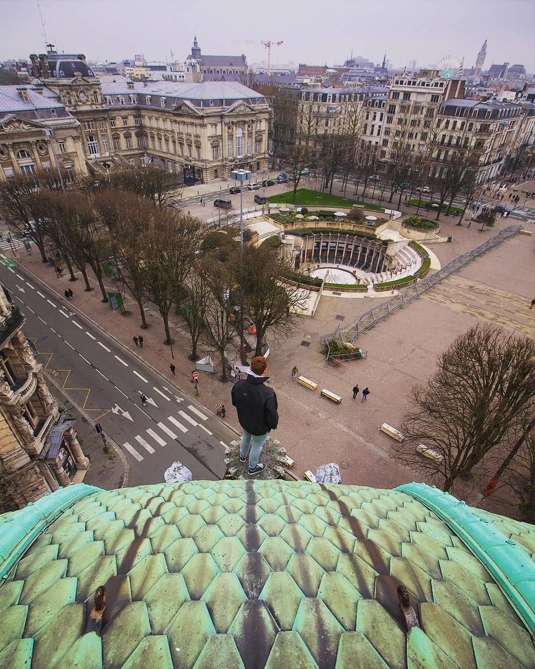 Le cratère de la place de la République vue des toits pendant une session urbex à lille Le cratère de la place de la République vue des toits pendant une session urbex à lille