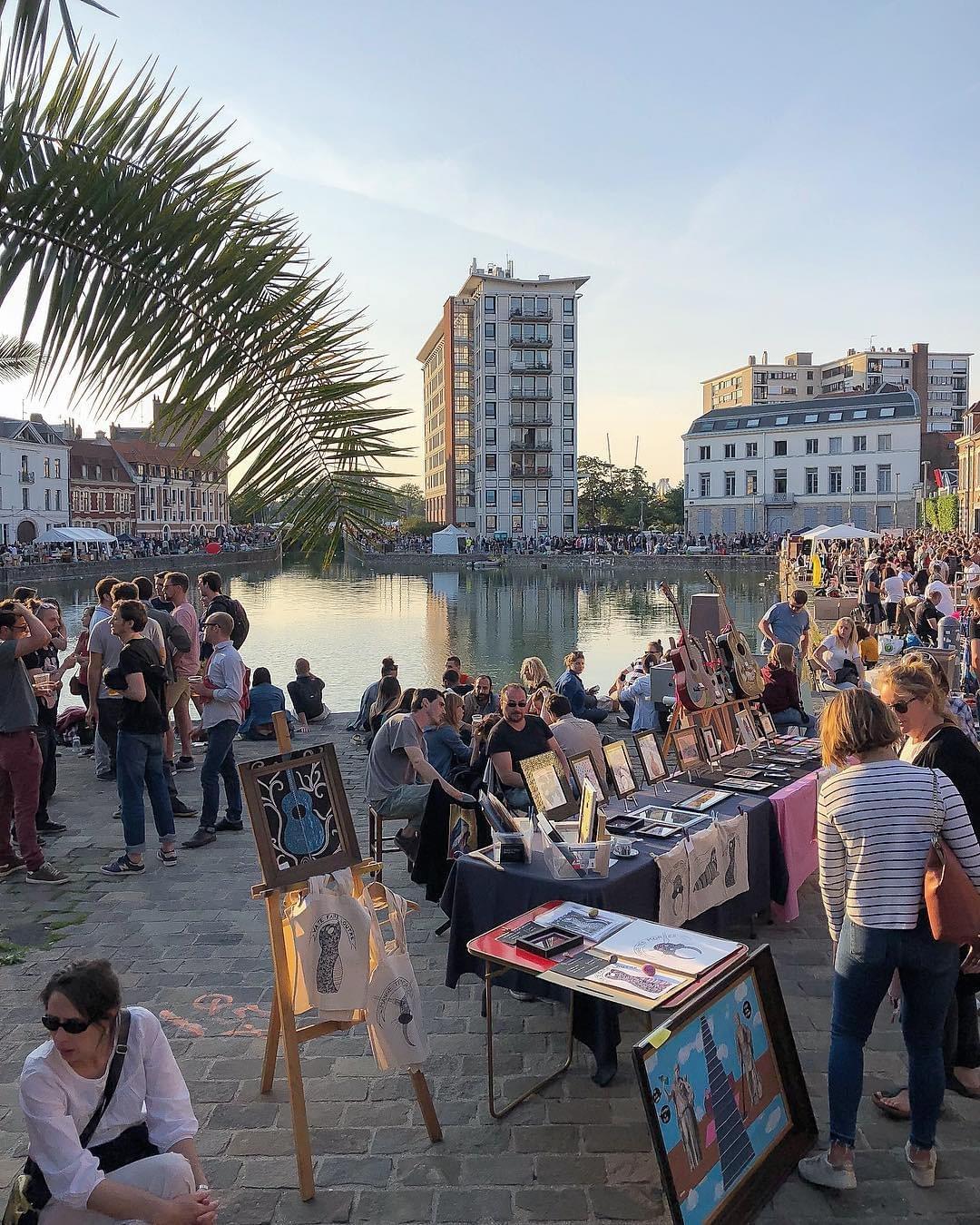 Lille Le Quai du Wault très animé pendant la grande braderie annuelle de septembre Lille Le Quai du Wault très animé pendant la grande braderie annuelle de septembre