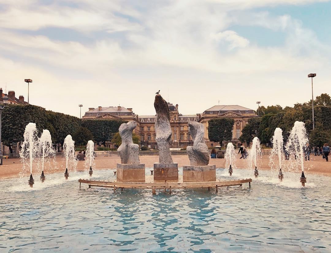 Lille : La fontaine de la place de la République et sa sculpture d'Eugène Dodeigne nommée "Groupe des trois" Lille : La fontaine de la place de la République et sa sculpture d'Eugène Dodeigne nommée "Groupe des trois"