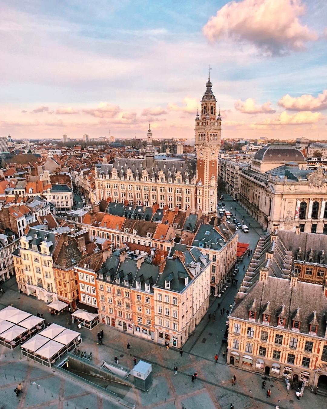 Lille : La Chambre de Commerce et son beffroi vus du haut de la grande roue Lille : La Chambre de Commerce et son beffroi vus du haut de la grande roue
