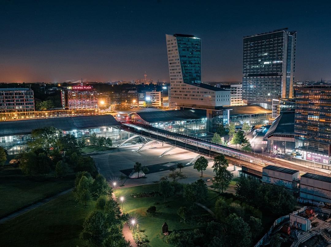 la tour de Lille allias la botte ou le L avec la gare lille europe et le pont le corbusier vues de nuit la tour de Lille allias la botte ou le L avec la gare lille europe et le pont le corbusier vues de nuit