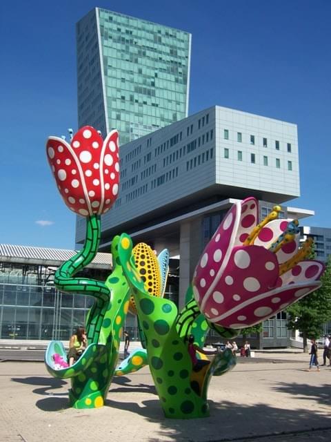 tulipes aux pieds de la tour de Lille allias la botte ou le L tulipes aux pieds de la tour de Lille allias la botte ou le L