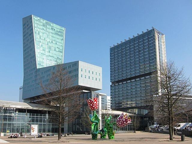 Les Tulipes de Shangri-la au pied de la Tour de Lille Les Tulipes de Shangri-la au pied de la Tour de Lille