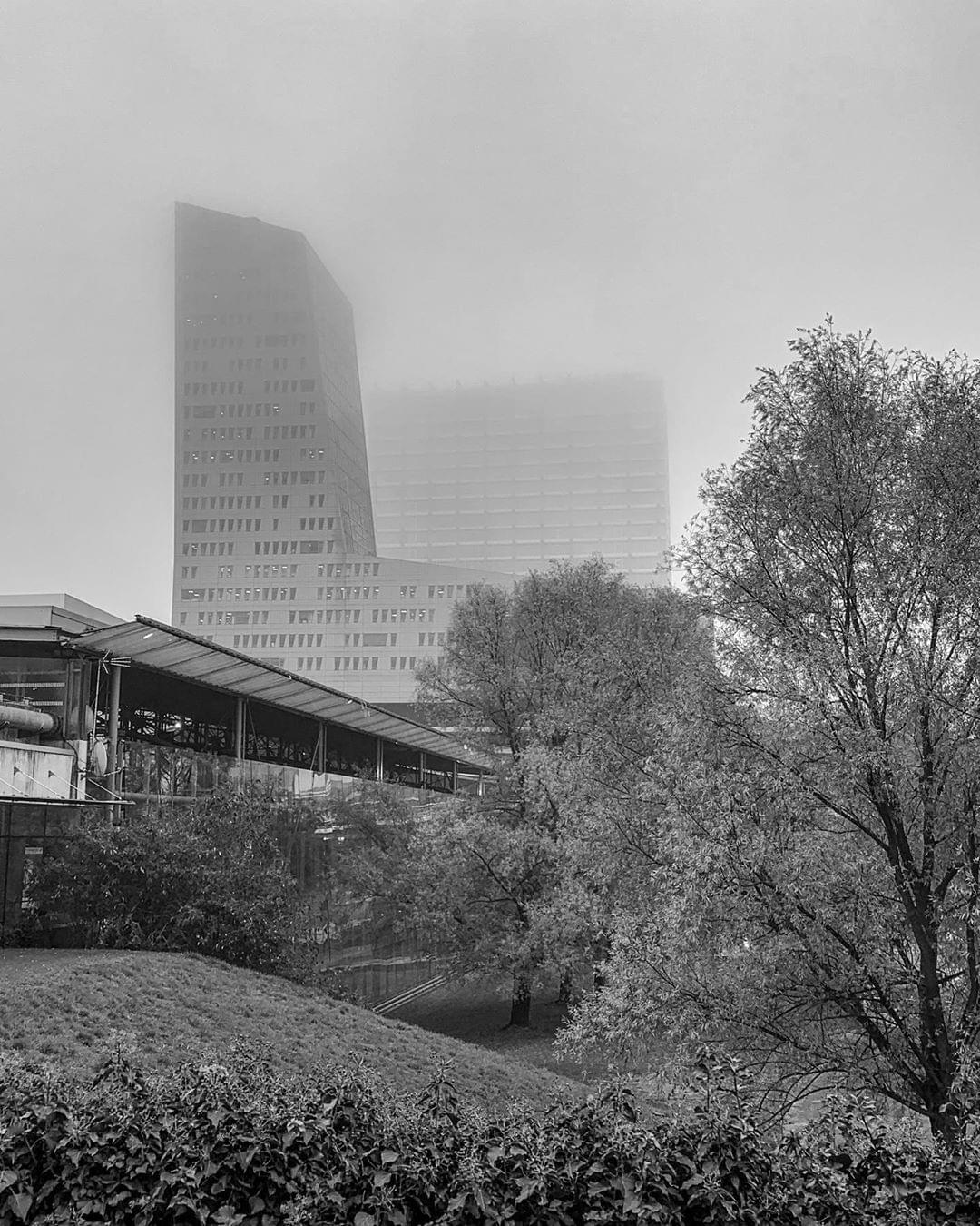 photo en noir et blanc de la tour de Lille allias la botte ou le L avec la gare lille europe photo en noir et blanc de la tour de Lille allias la botte ou le L avec la gare lille europe
