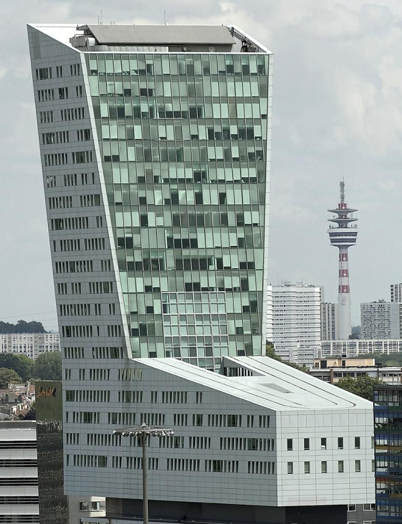 Tour de Lille : la face tournée vers le centre avec les grandes fenetres de bureau Tour de Lille : la face tournée vers le centre avec les grandes fenetres de bureau