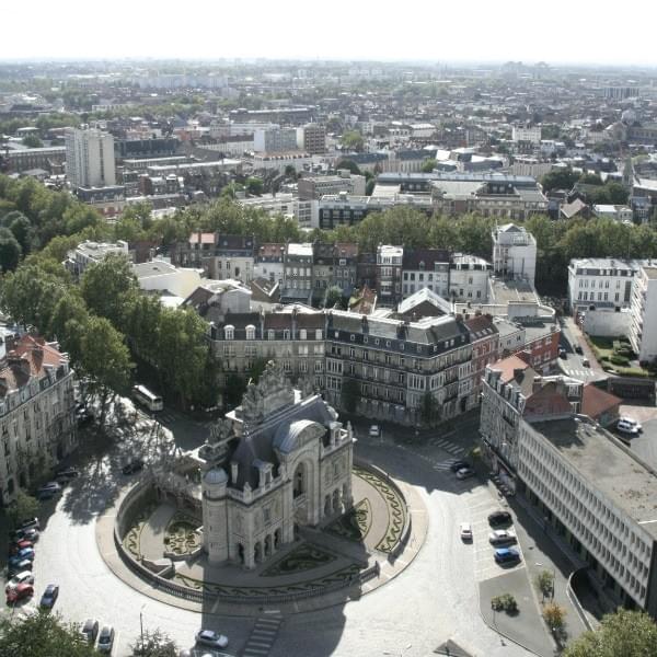 photo panoramique prise du beffroi de l’hôtel de ville de Lille avec vue sur la porte de Paris et le sud de la ville photo panoramique prise du beffroi de l’hôtel de ville de Lille avec vue sur la porte de Paris et le sud de la ville