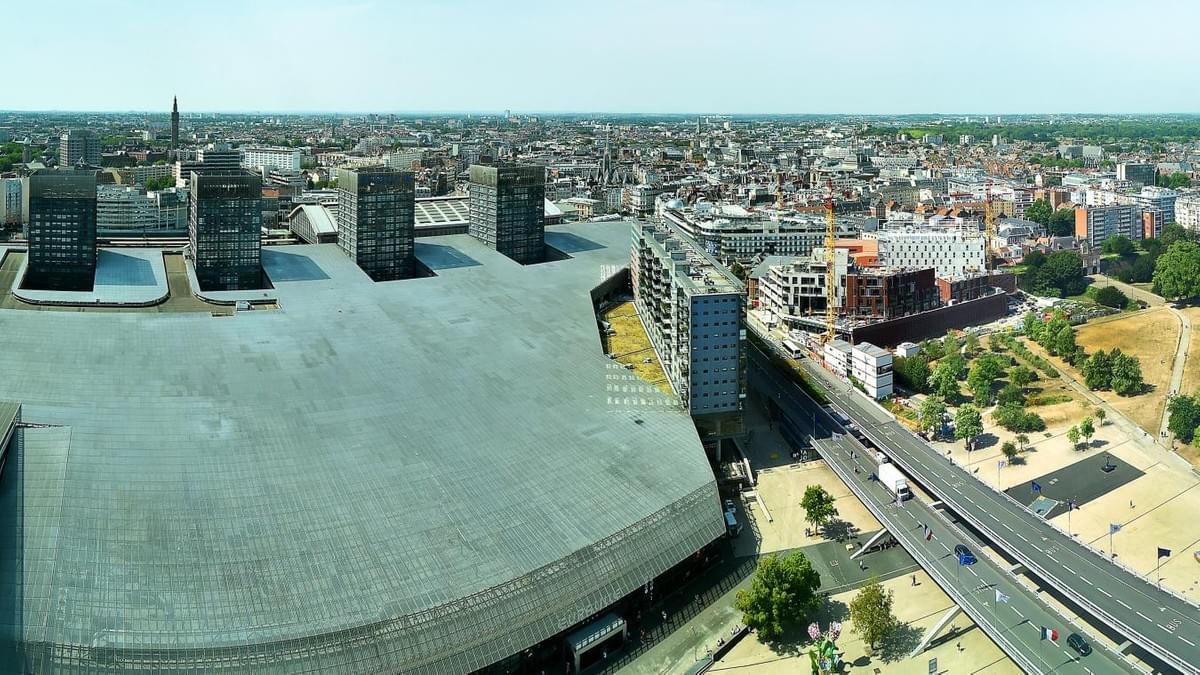 Lille Vue depuis la tour vers le centre commercial Euralille, le centre-ville et le Beffroi de l'hôtel de ville Lille Vue depuis la tour vers le centre commercial Euralille, le centre-ville et le Beffroi de l'hôtel de ville