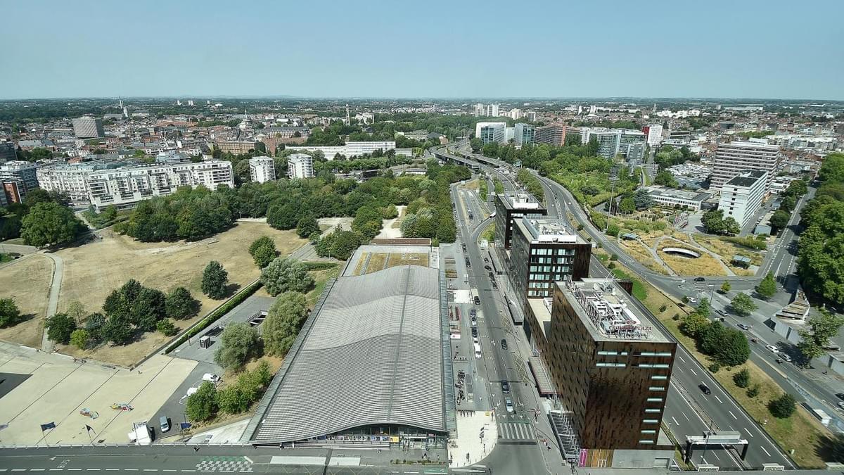 Vue depuis la tour vers La Madeleine en surplomb de la gare Lille Europe Vue depuis la tour vers La Madeleine en surplomb de la gare Lille Europe