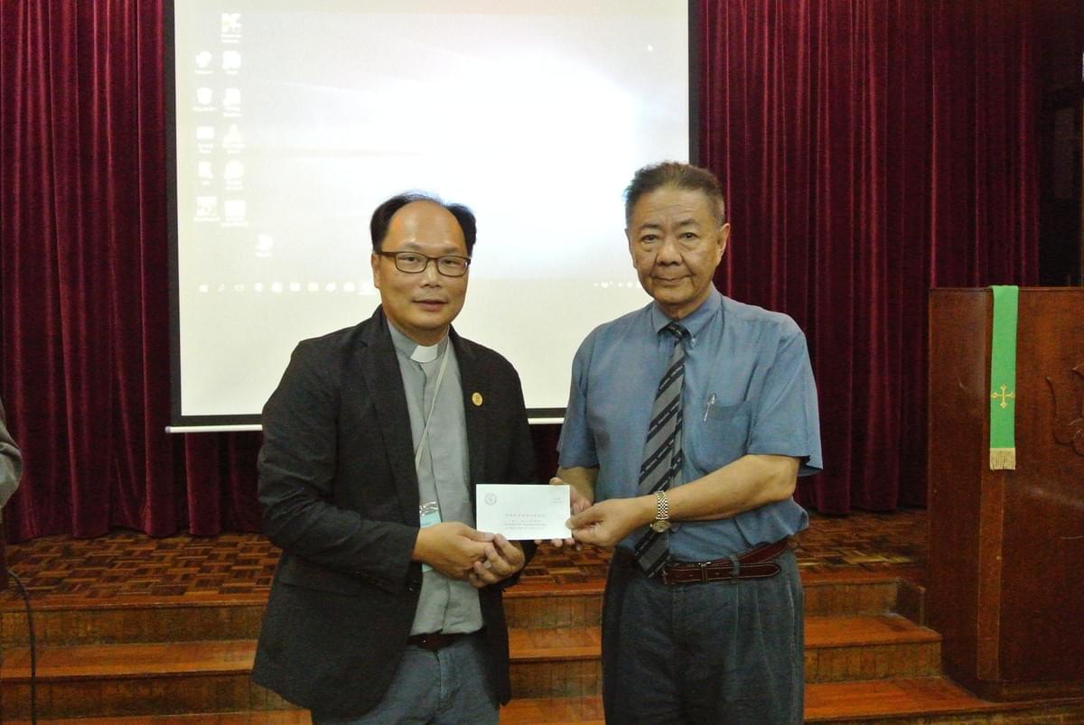 Rev. Sam YEUNG Receiving the Seminary Scholarship from Dr. YUNG Rev. Sam YEUNG Receiving the Seminary Scholarship from Dr. YUNG
